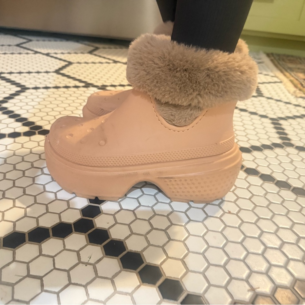 CROCS Tan Fur-Lined Platform Mules boots